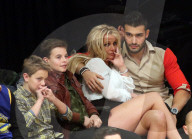 PEOPLE - Britney Spears verfolgt mit ihren Männern das Basketball- Spiel der Lakers