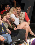 PEOPLE - Britney Spears verfolgt mit ihren Männern das Basketball- Spiel der Lakers