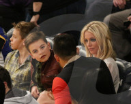 PEOPLE - Britney Spears verfolgt mit ihren Männern das Basketball- Spiel der Lakers