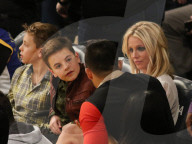 PEOPLE - Britney Spears verfolgt mit ihren Männern das Basketball- Spiel der Lakers