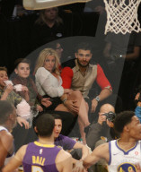 PEOPLE - Britney Spears verfolgt mit ihren Männern das Basketball- Spiel der Lakers