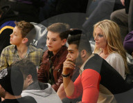 PEOPLE - Britney Spears verfolgt mit ihren Männern das Basketball- Spiel der Lakers