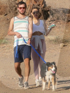 PEOPLE - Kate Hudson wandert mit Freund und Hund in den Hügeln von LA