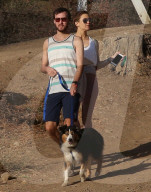 PEOPLE - Kate Hudson wandert mit Freund und Hund in den Hügeln von LA