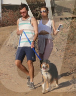 PEOPLE - Kate Hudson wandert mit Freund und Hund in den Hügeln von LA