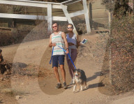 PEOPLE - Kate Hudson wandert mit Freund und Hund in den Hügeln von LA