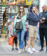 EXKLUSIV - Alessandra Ambrosio bummelt mit den Kids in Sherman Oaks
