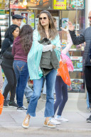 EXKLUSIV - Alessandra Ambrosio bummelt mit den Kids in Sherman Oaks