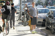 PEOPLE - Daumen Hoch: Justin Bieber in Beverly Hills unterwegs