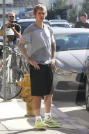 PEOPLE - Daumen Hoch: Justin Bieber in Beverly Hills unterwegs