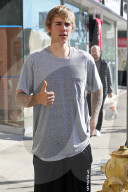 PEOPLE - Daumen Hoch: Justin Bieber in Beverly Hills unterwegs