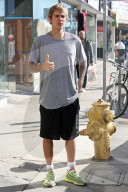 PEOPLE - Daumen Hoch: Justin Bieber in Beverly Hills unterwegs