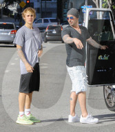 PEOPLE - Daumen Hoch: Justin Bieber in Beverly Hills unterwegs