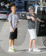 PEOPLE - Daumen Hoch: Justin Bieber in Beverly Hills unterwegs