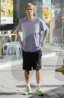 PEOPLE - Daumen Hoch: Justin Bieber in Beverly Hills unterwegs