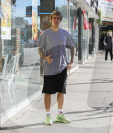 PEOPLE - Daumen Hoch: Justin Bieber in Beverly Hills unterwegs