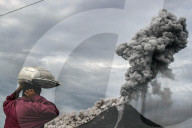 NEWS - Vulkan Sinabung spuckt Asche