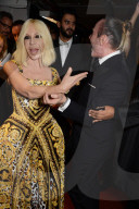 PEOPLE - Fashion Awards: John Galliano nimmt Donatella Versace's Kleid genau unter die Lupe