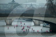 FEATURE - Paris: Bei eisiger KÃ¤lte - Stand-Up Paddleln auf der Seine