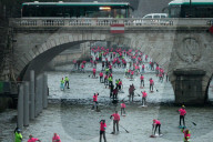 FEATURE - Paris: Bei eisiger KÃ¤lte - Stand-Up Paddleln auf der Seine