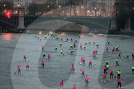 FEATURE - Paris: Bei eisiger KÃ¤lte - Stand-Up Paddleln auf der Seine