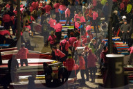 FEATURE - Paris: Bei eisiger KÃ¤lte - Stand-Up Paddleln auf der Seine