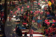 FEATURE - Paris: Bei eisiger KÃ¤lte - Stand-Up Paddleln auf der Seine