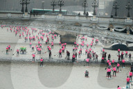 FEATURE - Paris: Bei eisiger KÃ¤lte - Stand-Up Paddleln auf der Seine