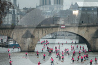 FEATURE - Paris: Bei eisiger KÃ¤lte - Stand-Up Paddleln auf der Seine