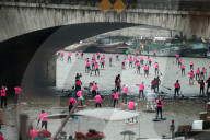 FEATURE - Paris: Bei eisiger KÃ¤lte - Stand-Up Paddleln auf der Seine