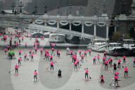 FEATURE - Paris: Bei eisiger KÃ¤lte - Stand-Up Paddleln auf der Seine