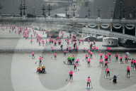 FEATURE - Paris: Bei eisiger KÃ¤lte - Stand-Up Paddleln auf der Seine