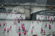 FEATURE - Paris: Bei eisiger KÃ¤lte - Stand-Up Paddleln auf der Seine