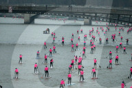 FEATURE - Paris: Bei eisiger KÃ¤lte - Stand-Up Paddleln auf der Seine