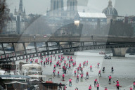 FEATURE - Paris: Bei eisiger KÃ¤lte - Stand-Up Paddleln auf der Seine