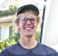 PEOPLE - Total Happy - Justin Bieber strahlt wie ein Maikäfer