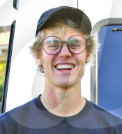 PEOPLE - Total Happy - Justin Bieber strahlt wie ein Maikäfer