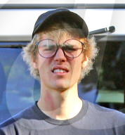 PEOPLE - Total Happy - Justin Bieber strahlt wie ein Maikäfer