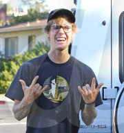 PEOPLE - Total Happy - Justin Bieber strahlt wie ein Maikäfer