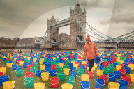 FEATURE - London: 800 Eimer bunte bei der Tower Bridge