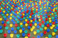 FEATURE - London: 800 Eimer bunte bei der Tower Bridge