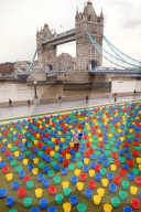 FEATURE - London: 800 Eimer bunte bei der Tower Bridge
