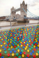 FEATURE - London: 800 Eimer bunte bei der Tower Bridge