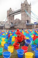 FEATURE - London: 800 Eimer bunte bei der Tower Bridge