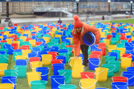 FEATURE - London: 800 Eimer bunte bei der Tower Bridge