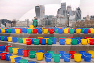 FEATURE - London: 800 Eimer bunte bei der Tower Bridge