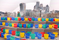 FEATURE - London: 800 Eimer bunte bei der Tower Bridge