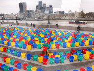 FEATURE - London: 800 Eimer bunte bei der Tower Bridge