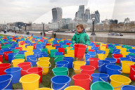 FEATURE - London: 800 Eimer bunte bei der Tower Bridge
