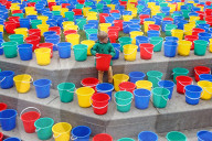 FEATURE - London: 800 Eimer bunte bei der Tower Bridge